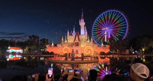 银泰证券 北京夜游新地标！石景山彩灯会85天狂欢，游客惊叹非遗打铁花